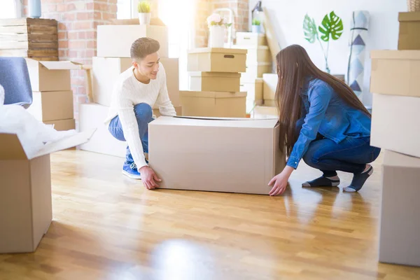 Hermosa Pareja Asiática Joven Mirando Feliz Sosteniendo Una Gran Caja — Foto de Stock