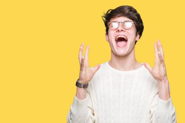 Üzerinde gözlük takan genç yakışıklı adam deli kutluyor arka plan izole ve silah ile başarı için yükseltilmiş ve açık gözleri heyecanlı çığlık hayrete düşürdü. Kazanan kavramı