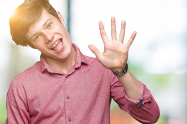 Genç yakışıklı iş adamı gösterilen ve parmakları ile işaret izole arka plan üzerinde beş kendinden emin ve mutlu gülümseyerek iken numara.