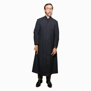 Orta Çağ rahip adam, dudaklar, çılgın ve komik jest ile balık yüz yapma Katolik Robe giyiyor. Komik ifade.