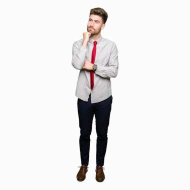 Genç yakışıklı iş adamı çene düşünme hakkında soru, dalgın ifade üzerine el ile. Düşünceli yüzüyle gülümsüyor. Şüphe kavramı.