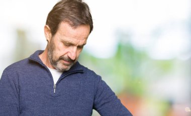 Kol saati, rahat ve kendinden emin zamanında kontrol kazak giyen orta yaş yakışıklı adam