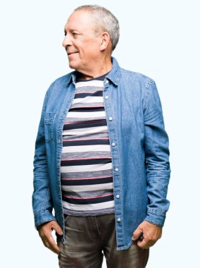 Denim ceket uzak tarafına gülümseme ile yüzünde, doğal ifade arıyorum giymiş yakışıklı komuta sizde. Kendine güvenen gülüyor.