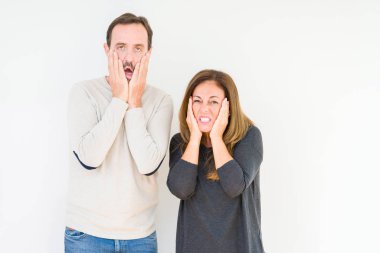 Güzel orta yaş kaç yüz, depresyon ve üzüntü, kapsayan bıktınız eller izole arka plan üzerinde aşk içinde üzgün ve sorun için tahriş