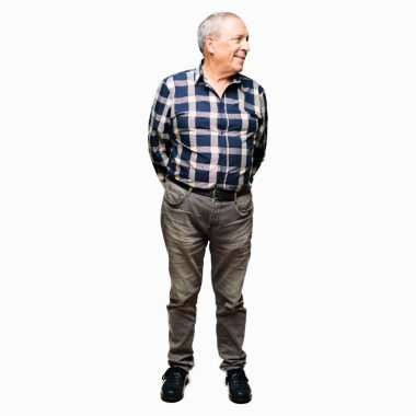 Yakışıklı yaşlı adam rahat gömlek giyen yüzünde gülümseme, doğal ifade ile yan bakıyor. Gülmekten emin.