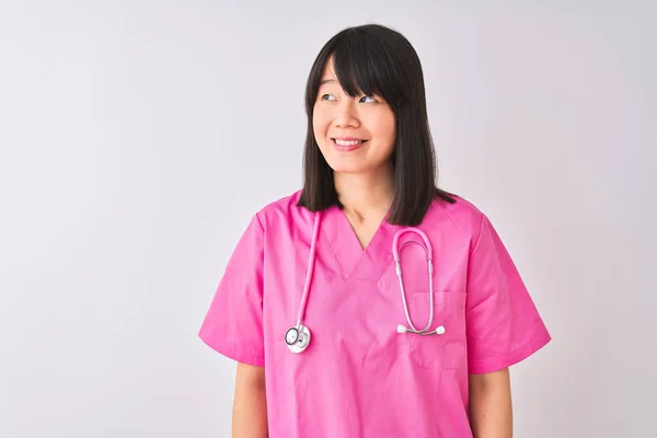 Mladá Krásná Čínská Ošetřovatelka Která Nosí Stetoskop Přes Izolované Bílé — Stock fotografie