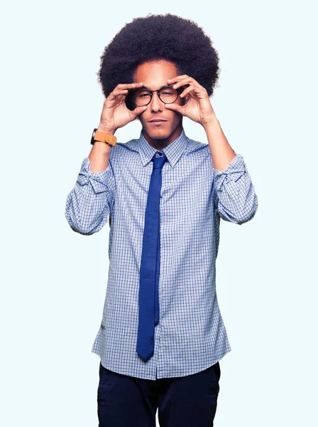 Jovem Homem Negócios Afro Americano Com Cabelo Afro Usando Óculos — Fotografia de Stock