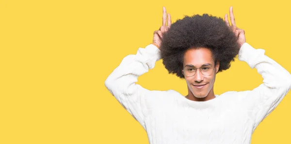 Молодий Афроамериканець Людиною Афро Волосся Окулярах Видаючи Смішні Божевільні Пальцями — стокове фото