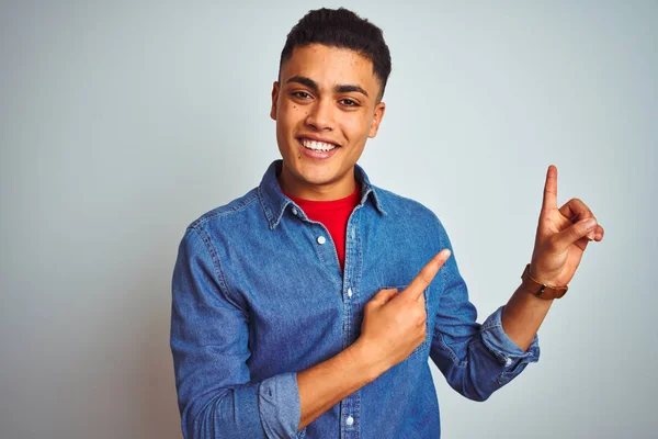 Jovem Brasileiro Vestindo Camisa Jeans Sobre Fundo Branco Isolado Sorrindo — Fotografia de Stock