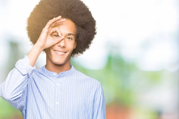 Mladý Americký Muž Afro Vlasy Gesto Rukou Úsměvem Oko Dívá — Stock fotografie