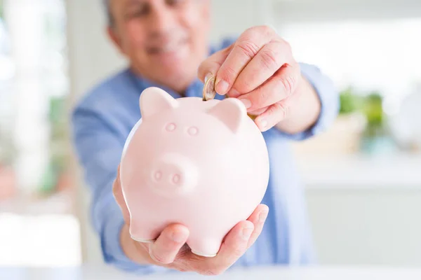 Man Brengen Een Munt Binnen Piggy Bank Als Besparingen Glimlachend — Stockfoto