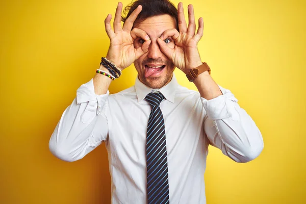 Der Junge Gut Aussehende Geschäftsmann Trägt Elegantes Hemd Und Krawatte — Stockfoto