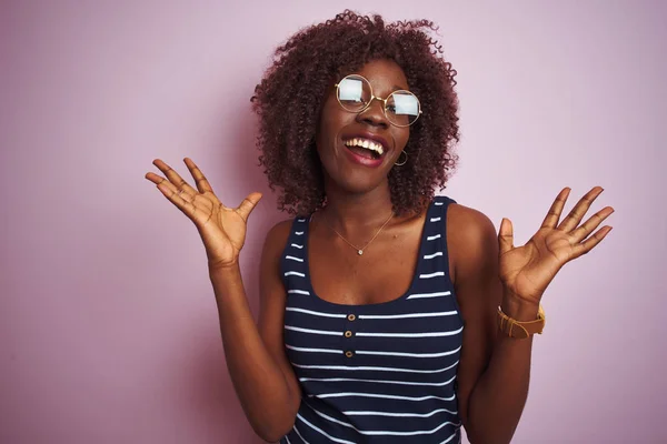 Junge Afrikanische Afro Frau Mit Gestreifter Shirt Brille Vor Isoliertem — Stockfoto