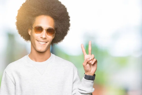 Joven Afroamericano Con Pelo Afro Usando Gafas Sol Sonriendo Con — Foto de Stock