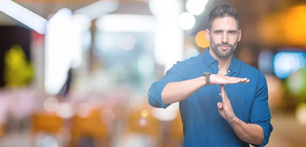 Joven Hombre Guapo Sobre Fondo Aislado Haciendo Tiempo Fuera Gesto —  Fotos de Stock