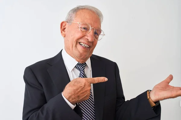 Senior Grauhaarige Geschäftsmann Trägt Anzug Und Brille Über Isoliertem Weißen — Stockfoto