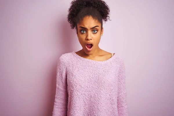 스웨터를 아프리카 미국인 여성은 분홍색 배경에 충격얼굴 회의적이고 냉소적 입으로 — 스톡 사진