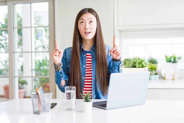 Hermosa Mujer Asiática Trabajando Con Computadora Portátil Sorprendida Sorprendida Mirando —  Fotos de Stock