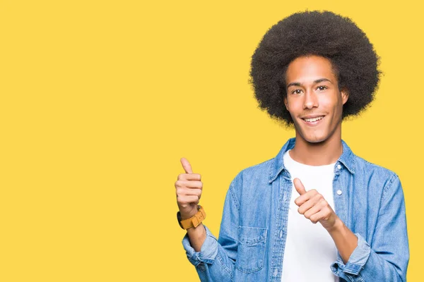 Jonge Afro Amerikaanse Man Met Afro Haar Wijzend Naar Achterzijde — Stockfoto