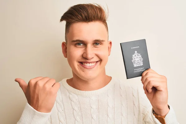 Молодий Красивий Чоловік Холдинг Канади Канадський Паспорт Над Ізольованих Білий — стокове фото