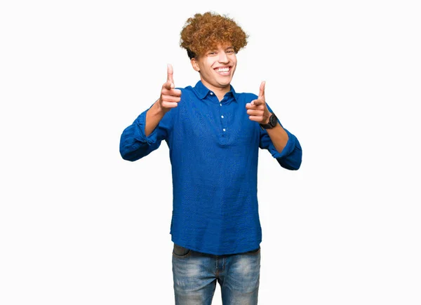 Ung Vacker Elegant Man Med Afro Hår Pekar Fingrar Till — Stockfoto