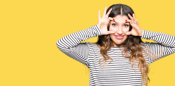 Mooie Jongedame Dragen Strepen Trui Probeert Openen Van Ogen Met — Stockfoto