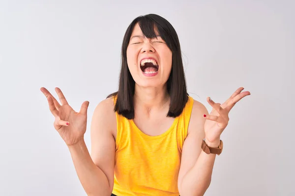 Ung Vacker Kinesisk Kvinna Klädd Gul Shirt Över Isolerad Vit — Stockfoto