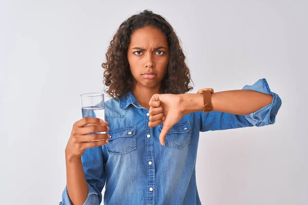 Mujer Brasileña Joven Sosteniendo Vaso Agua Pie Sobre Fondo Blanco — Foto de Stock