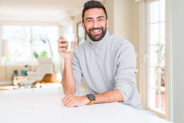 Όμορφος Ισπανικός Άνθρωπος Πίνοντας Ένα Φλιτζάνι Καφέ Ένα Χαρούμενο Πρόσωπο — Φωτογραφία Αρχείου