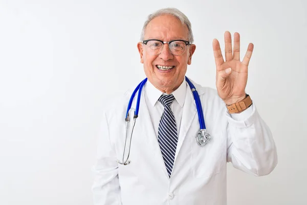 孤立した白い背景の上に立つ聴診器を身に着けた先輩の灰色の医者の男は 自信を持って幸せに微笑みながら 指で4番を指差し上げる — ストック写真