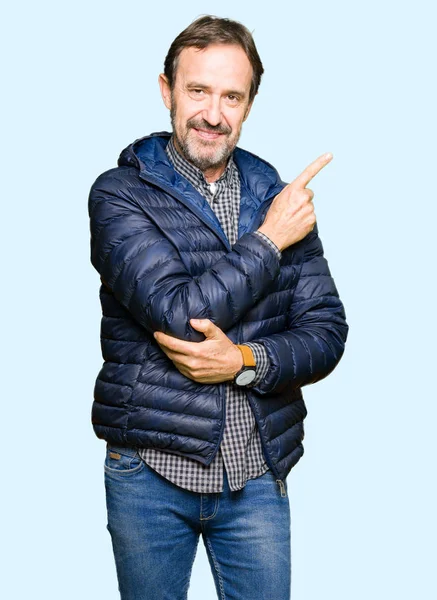 Bell Uomo Mezza Età Che Indossa Cappotto Invernale Indicando Con — Foto Stock