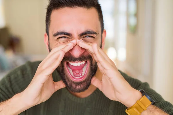 Hombre gritando con rabia cubriendo la boca con las manos, gritando frenesí —  Fotos de Stock