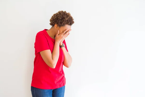 Junge Schöne Afrikanisch Amerikanische Frau Auf Weißem Hintergrund Mit Traurigem — Stockfoto