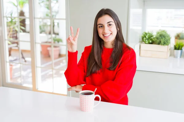 Mulher Bonita Bebendo Uma Xícara Café Preto Sorrindo Com Rosto — Fotografia de Stock