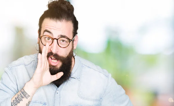 Νέοι Hipster Άνδρα Μακριά Μαλλιά Και Γένια Φορώντας Γυαλιά Χέρι — Φωτογραφία Αρχείου