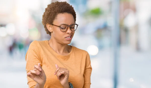 Joven Mujer Afroamericana Hermosa Con Gafas Sobre Fondo Aislado Expresión —  Fotos de Stock