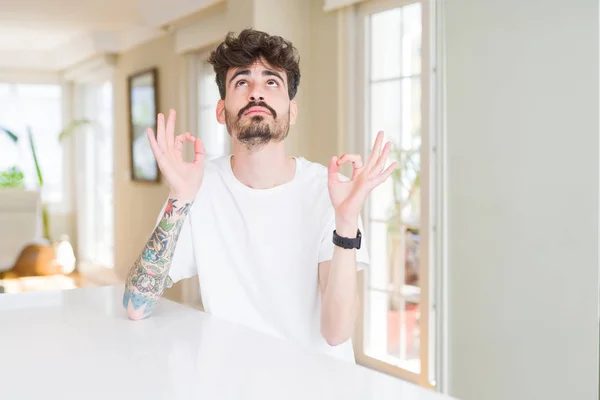 Jonge Man Dragen Casual Shirt Zittend Witte Tafel Ontspannen Glimlachen — Stockfoto