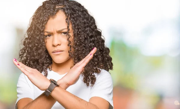 Jeune Belle Femme Aux Cheveux Bouclés Portant Shirt Blanc Expression — Photo