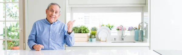 Perspectiva Ângulo Largo Homem Sênior Bonito Casa Sorrindo Com Rosto — Fotografia de Stock