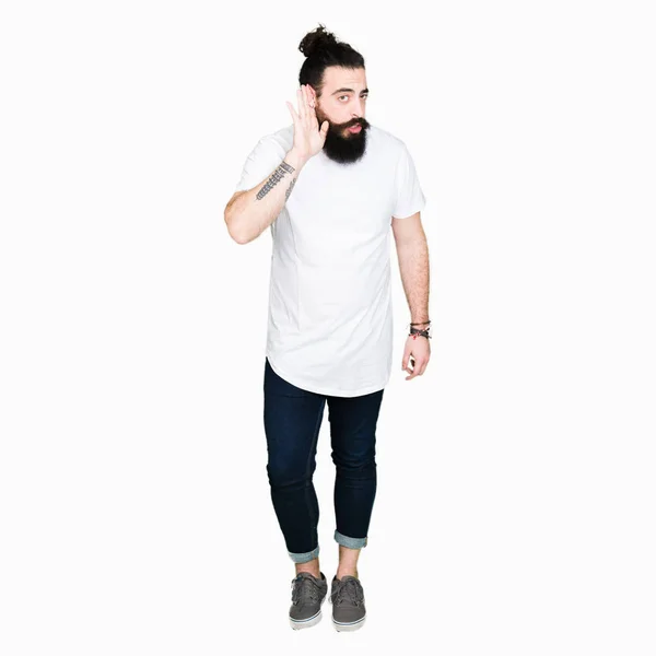 Uzun Saçlı Sakal Ile Genç Hipster Adam Rahat Beyaz Shirt — Stok fotoğraf