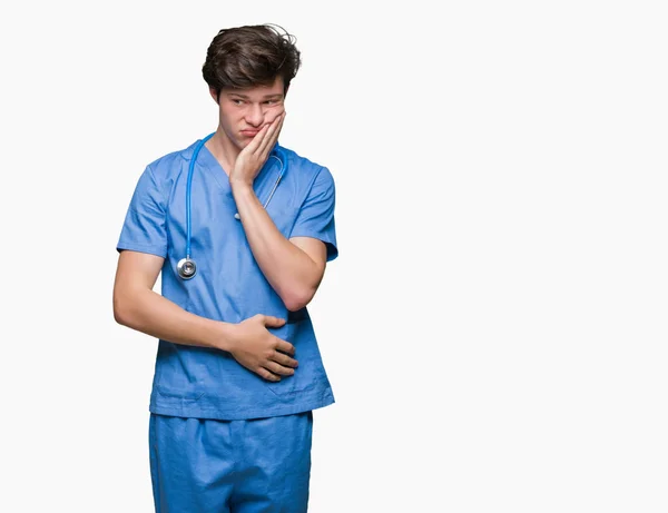 Mladý Lékař Lékařské Uniformě Nad Izolované Pozadí Myšlení Pohledu Unavený — Stock fotografie