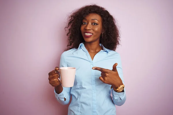 Mujer Afroamericana Joven Bebiendo Taza Café Sobre Fondo Rosa Aislado — Foto de Stock