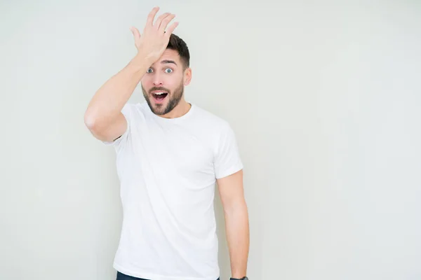 Ung Vacker Man Bär Casual Vit Shirt Över Isolerade Bakgrund — Stockfoto