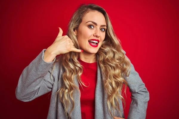 Junge Schöne Geschäftsfrau Eleganter Jacke Die Über Rotem Isoliertem Hintergrund — Stockfoto