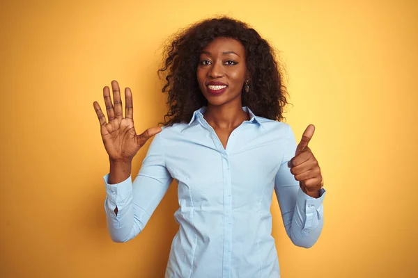 Empresária Afro Americana Vestindo Camisa Elegante Sobre Fundo Amarelo Isolado — Fotografia de Stock