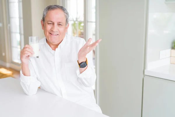 Hombre Mayor Guapo Bebiendo Vaso Leche Fresca Desayuno Muy Feliz — Foto de Stock