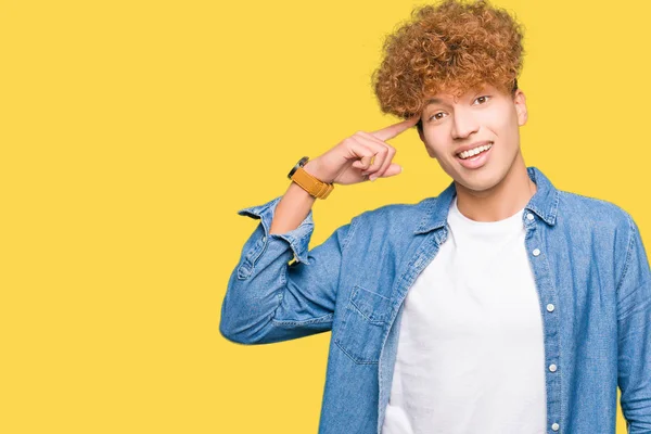 Jonge Knappe Man Met Afro Haar Dragen Denim Jasje Glimlachend — Stockfoto