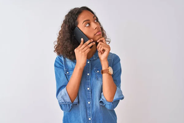 Mujer Brasileña Joven Hablando Teléfono Inteligente Pie Sobre Fondo Blanco —  Fotos de Stock