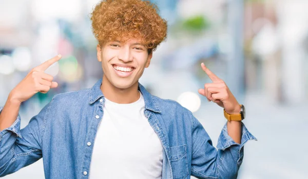 Junger Gutaussehender Mann Mit Afro Haaren Jeansjacke Lächelnd Auf Den — Stockfoto