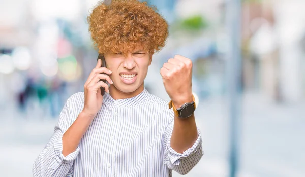 Mladý Pohledný Muž Který Mluvil Telefonu Rozčileně Frustrovaným Křikem Hněvem — Stock fotografie